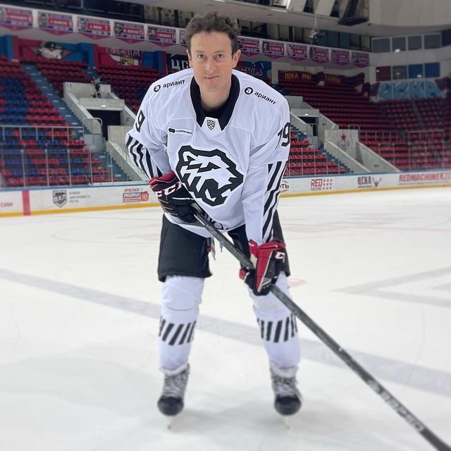 На фото Станислав Ярушин и его любимый клуб Челябинский "Трактор".