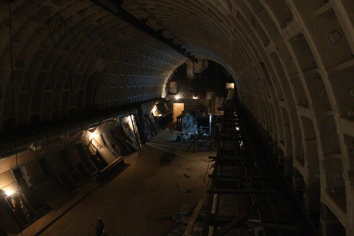 Хорошо видны тюбинги метро внутри бункера, фото автора