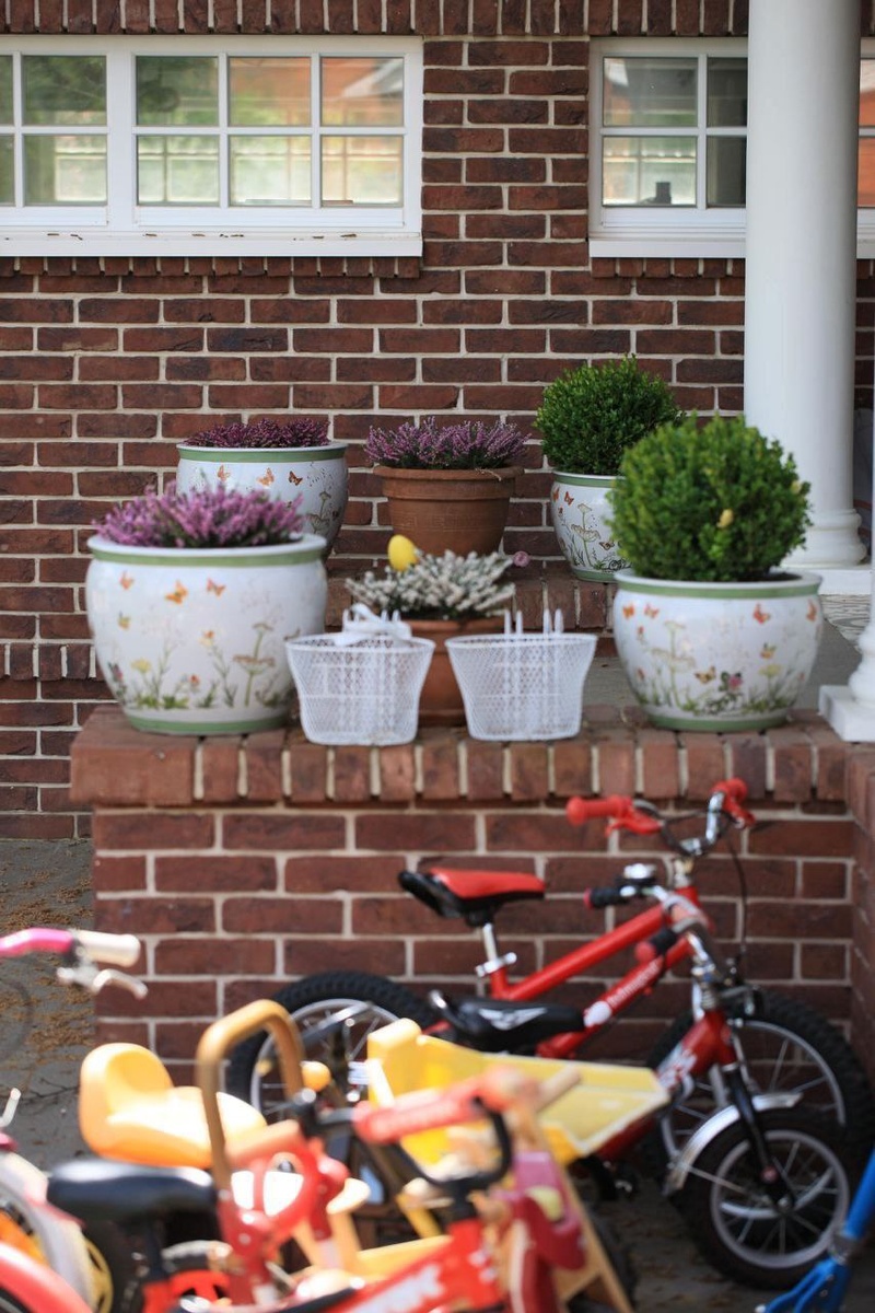   Кашпо тут- главная ценност и растения меняются по сезонам