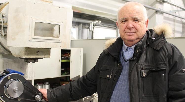 Михаил Чепчуров демонстрирует зачистной механизм Фото: Анна Емельянова