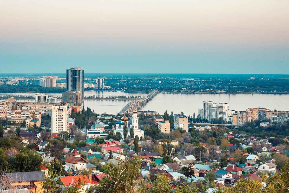 Саратов с видом на Энгельс, который расположился через Волгу.