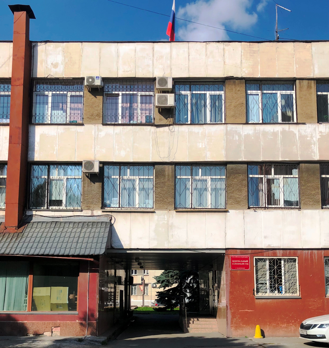 В таком случае можно обращаться в районный суд по месту жительства если цена иска больше ста тысяч рублей. 