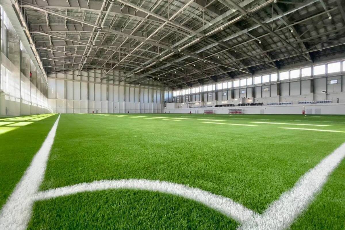 Футбольный манеж в городе Боре. На этом поле пройдут и гры Кубка ФФНО. Фото из открытых источников