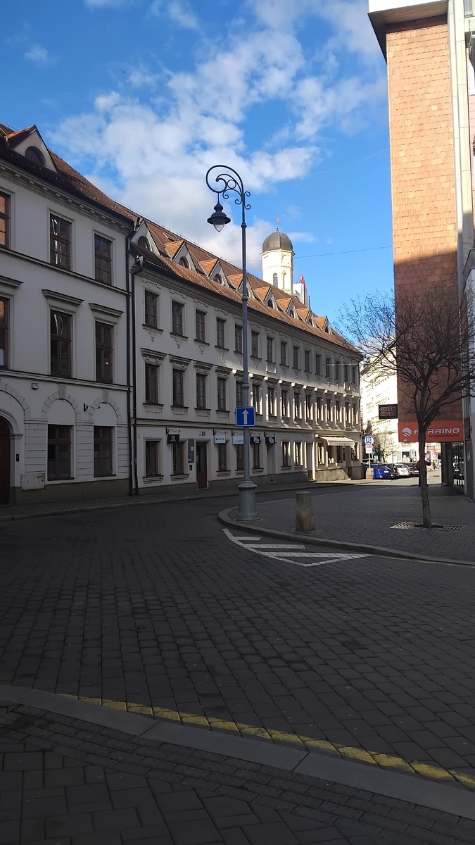 "Углы моей жизни не пересекались с линиями твоей, но все же дороги на время сошлись в одну линию." /от автора/