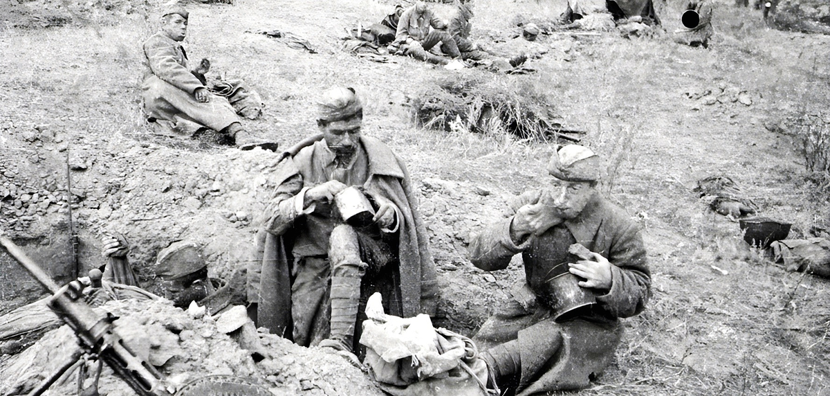 Получив по котелку ароматной каши, я примостился на зелёном холмике