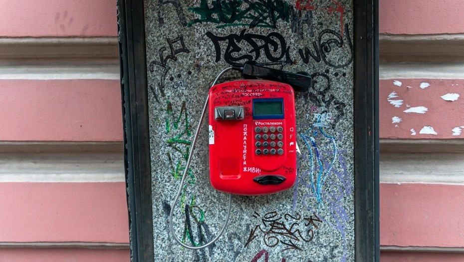    Телефонная трубка лежит поверх телефонного автомата. Автор фото: Михаил Тихонов / "Деловой Петербург"
