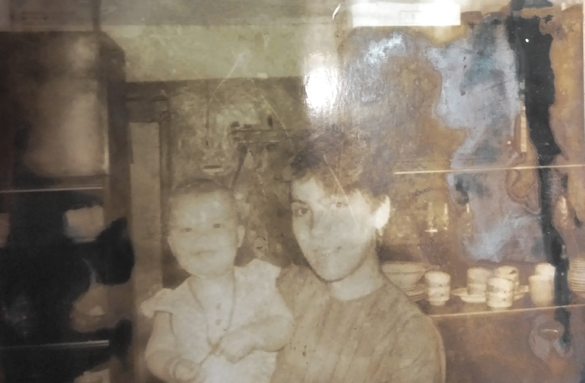 Фото сделано в комнате общежития, печатали мы их сами. 