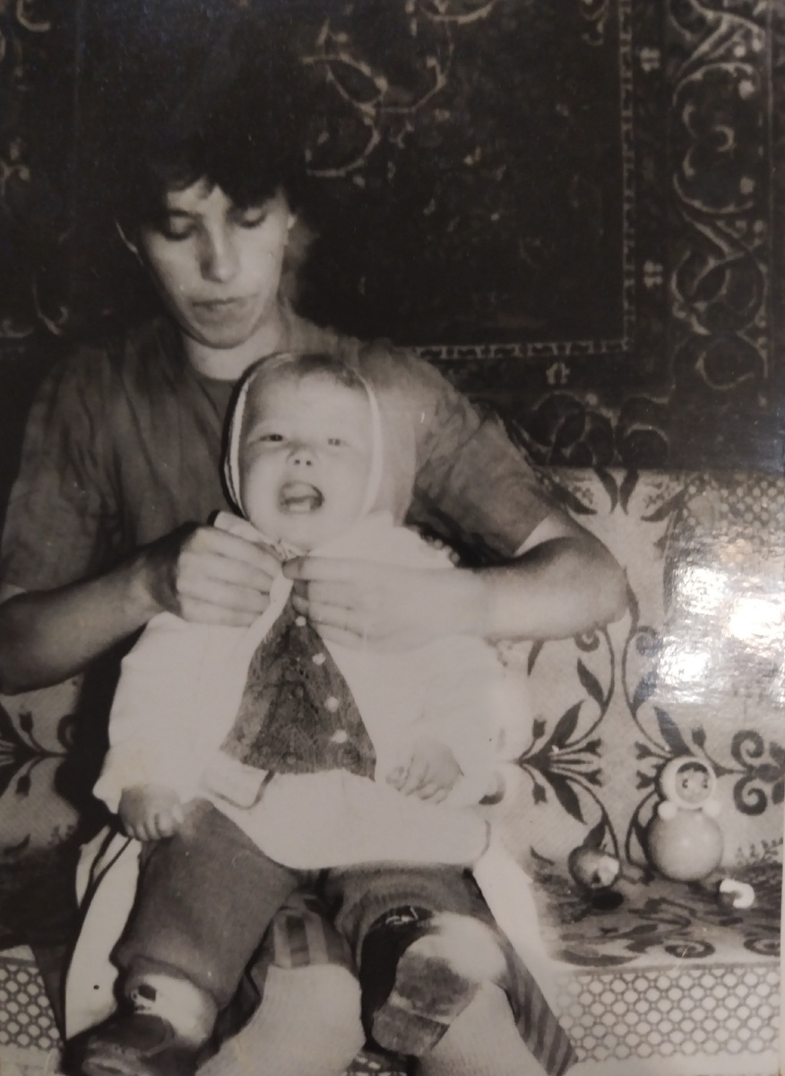 Я одеваю дочь гулять. Вот примерно так и плакала моя Крисс🤣