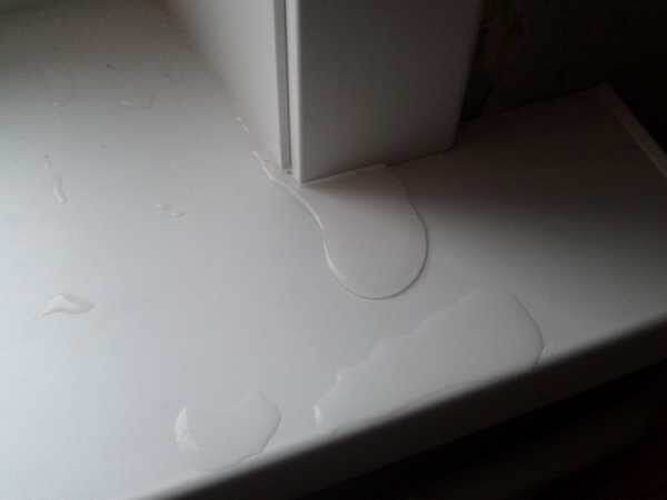 Картинка с просторов интернета: Окна протекают и вы видите воду, а не запотевшее стекло 