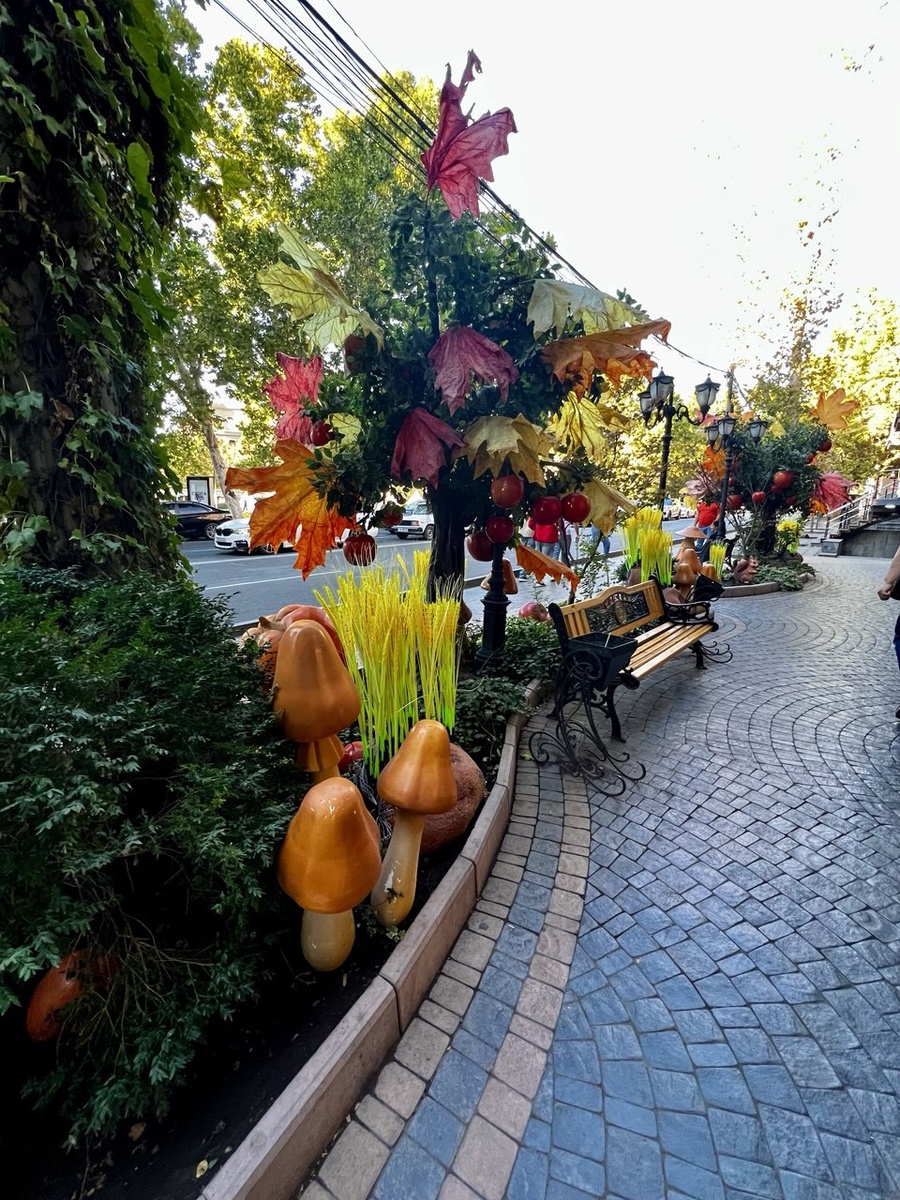 Осенние декорации в городе