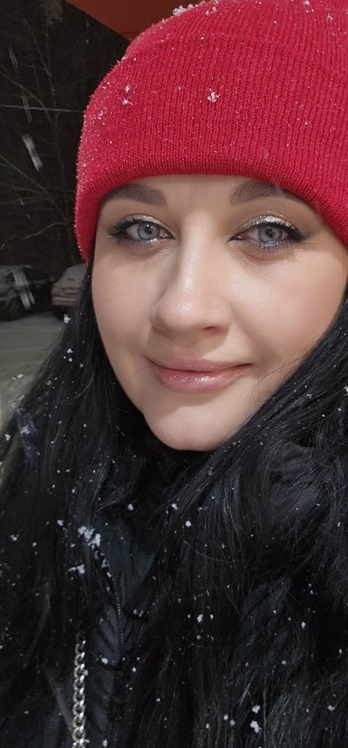 На губах блеск Essence 105 Flower, описанный ниже