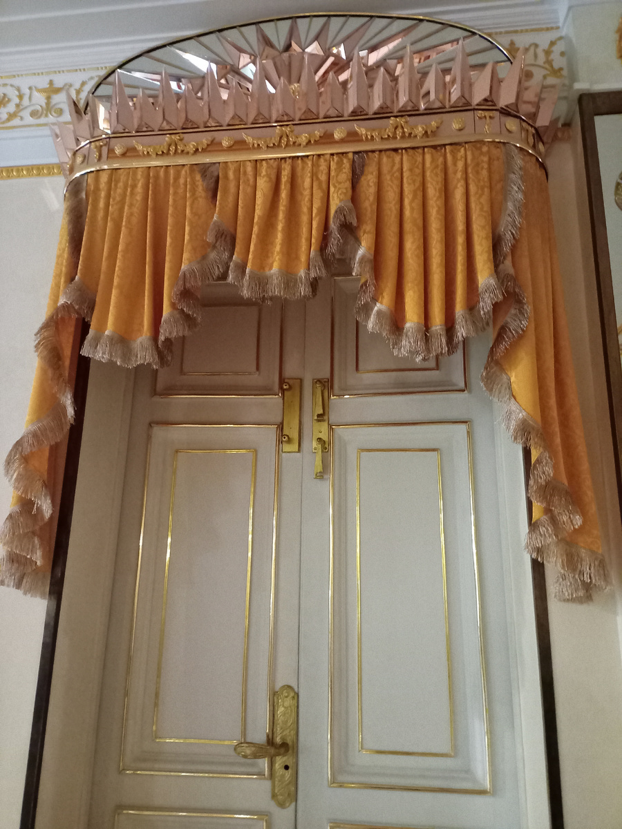 Напоминает интерьеры дворца 18 столетия