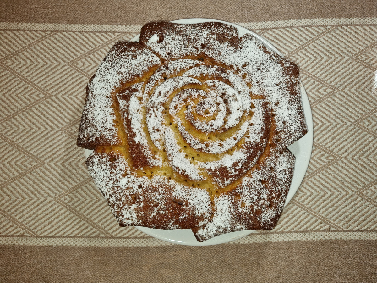 Пирог в форме розы. Точечки-дырочки, это сливочное масло наделало)), сама удивилась.