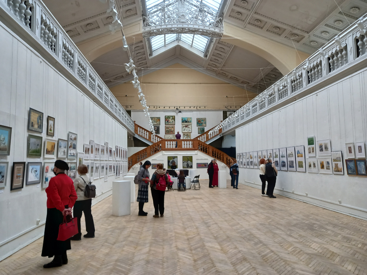 Обратите внимание, это суббота, первый час работы выставки, ещё не начались запланированные мероприятия, а довольно многолюдно.