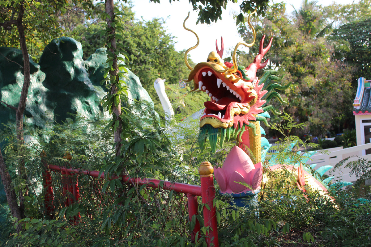 Притаился в кустах