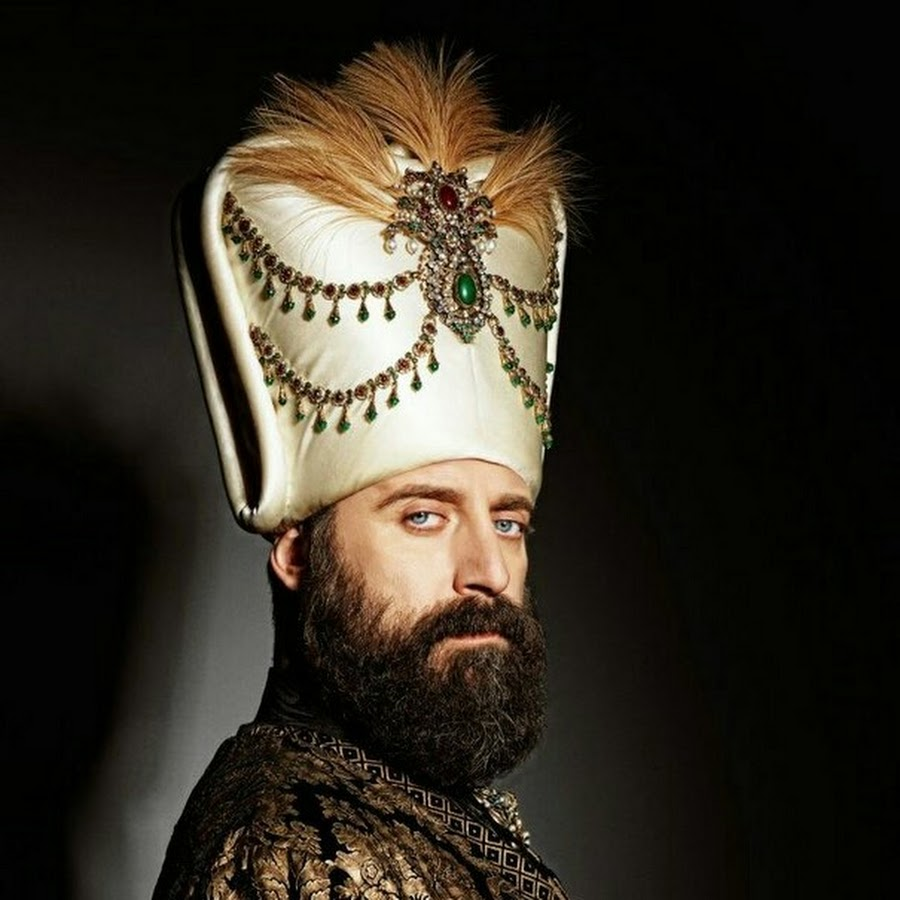 В роли султана Сулеймана I неотразимый 