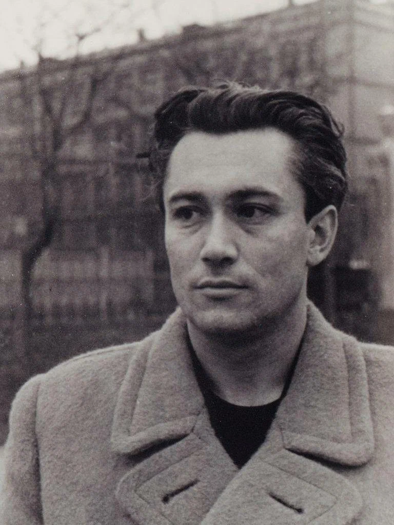 Нагибин Юрий Маркович, советский и российский писатель, журналист и прозаик, сценарист, был призван в армию и осенью 1941 года отправлен на Волховский фронт в отдел политуправления. С января 1942 года — инструктор 7-го отдела Политуправления Волховского фронта, с июля 1942 года — старший инструктор 7-го отделения политотдела 60-й армии Воронежского фронта. В его фронтовые обязанности входили разбор вражеских документов, выпуск пропагандистских листовок, ведение радиопередач. После тяжёлой контузии в бою работал до конца войны специальным корреспондентом газеты.