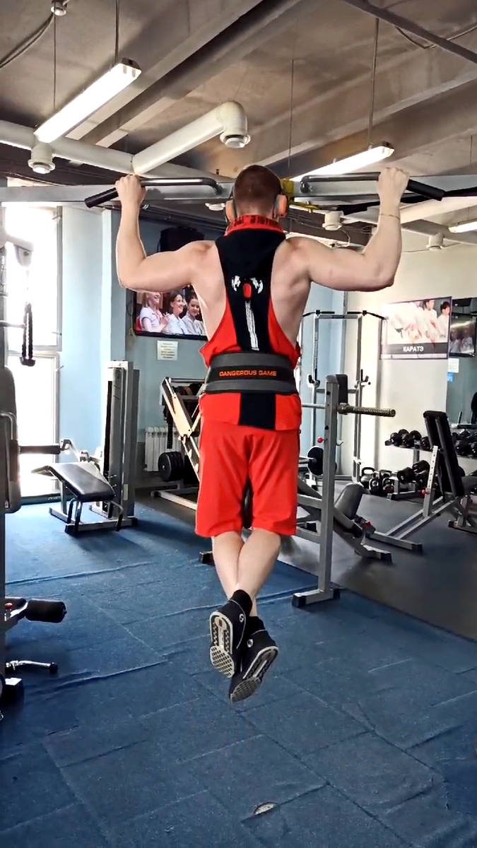 Подтягивания с дополнительным весом широким хватом, для более сильного смещения акцента на широчайшую. А так же сильнее выключает возможность помочь себе бицепсом.