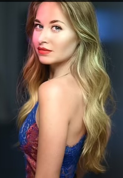 Лорен Хевнер, на фото выше, профессиональная вокалистка на круизных лайнерах. Она поделилась инсайдерскими знаниями о жизни в море с MailOnline