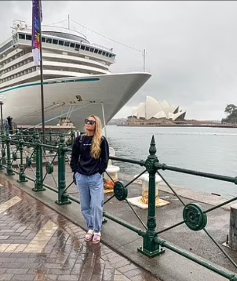 Лорен на фото с кораблем в Сиднее, Австралия.
