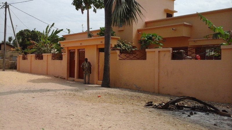 А это уже богатый дом - он может быть как частный, так и съемный для туристов. Источник: https://www.tripadvisor.com/VacationRentalReview-g2407217-d15301064-Kounakito_Essinkine_Oussouye_Ziguinchor_Region_Casamance_Senegal-Oussouye_Ziguinchor.html