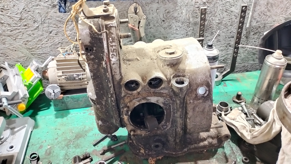 Отстатки картера раннего 8.103.10 который от м67 отличался примерно ничем, тормоза на коляске и заденей передачи не было. Как видим шатун приуныл.