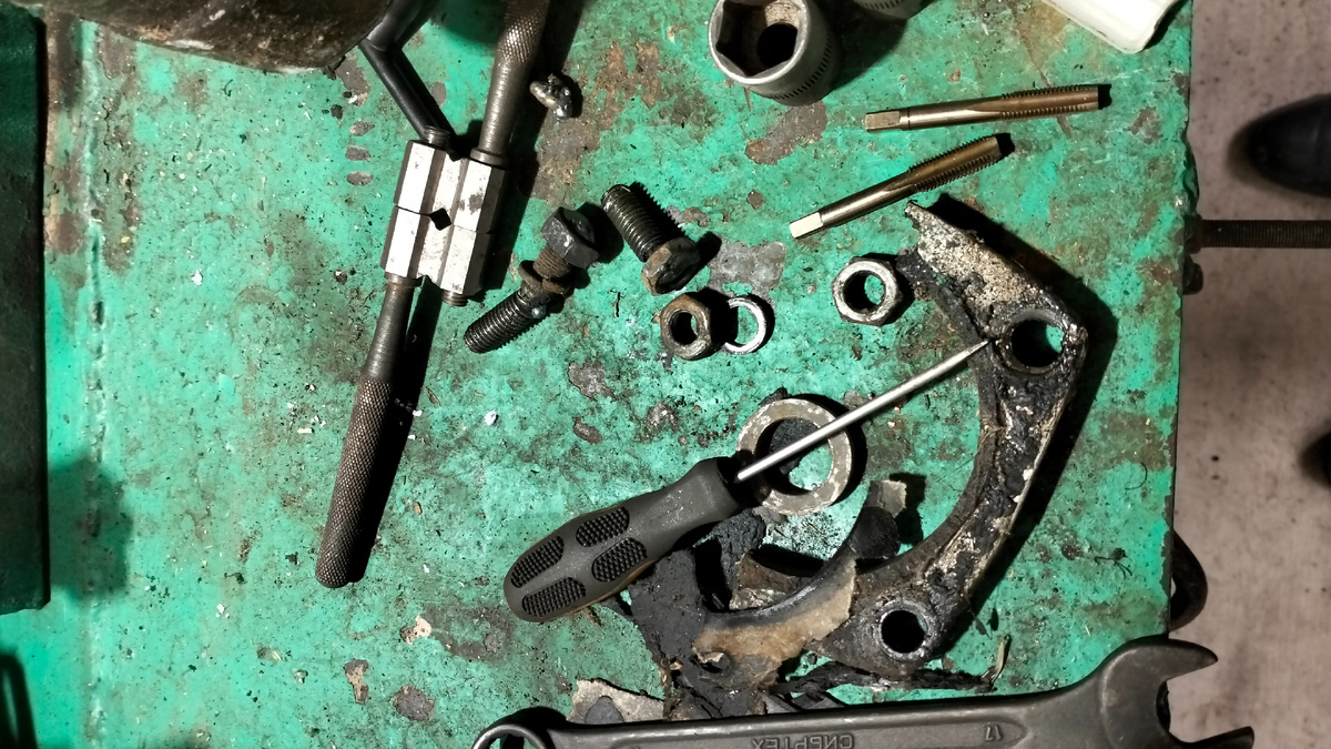 Начинаю выкручивать гнутые шпильки и снимать остатки цилиндра, представьтие себе силу удара.