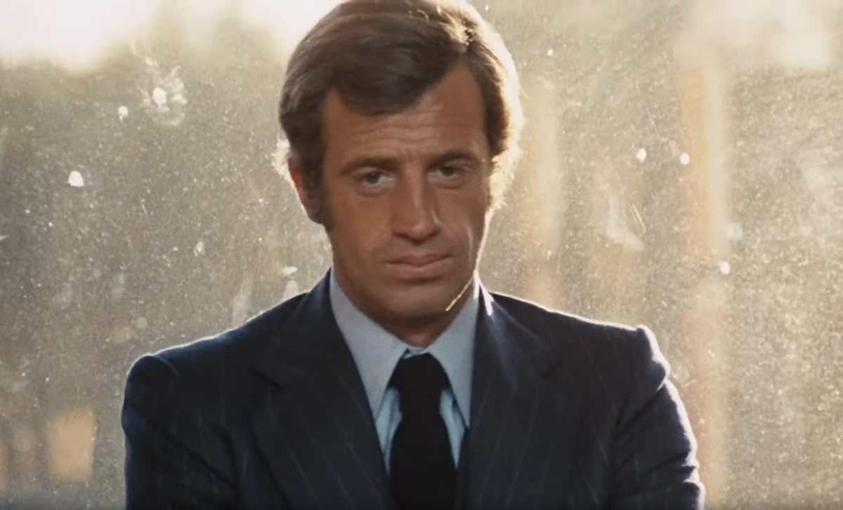 Герой Бельмондо из фильма "Наследник" богач Барт Корделл носит элегантные костюмы от Черутти