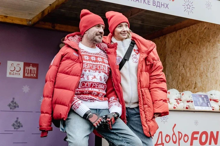 На каток Костомаров пришел вместе с супругой Оксаной Домниной

