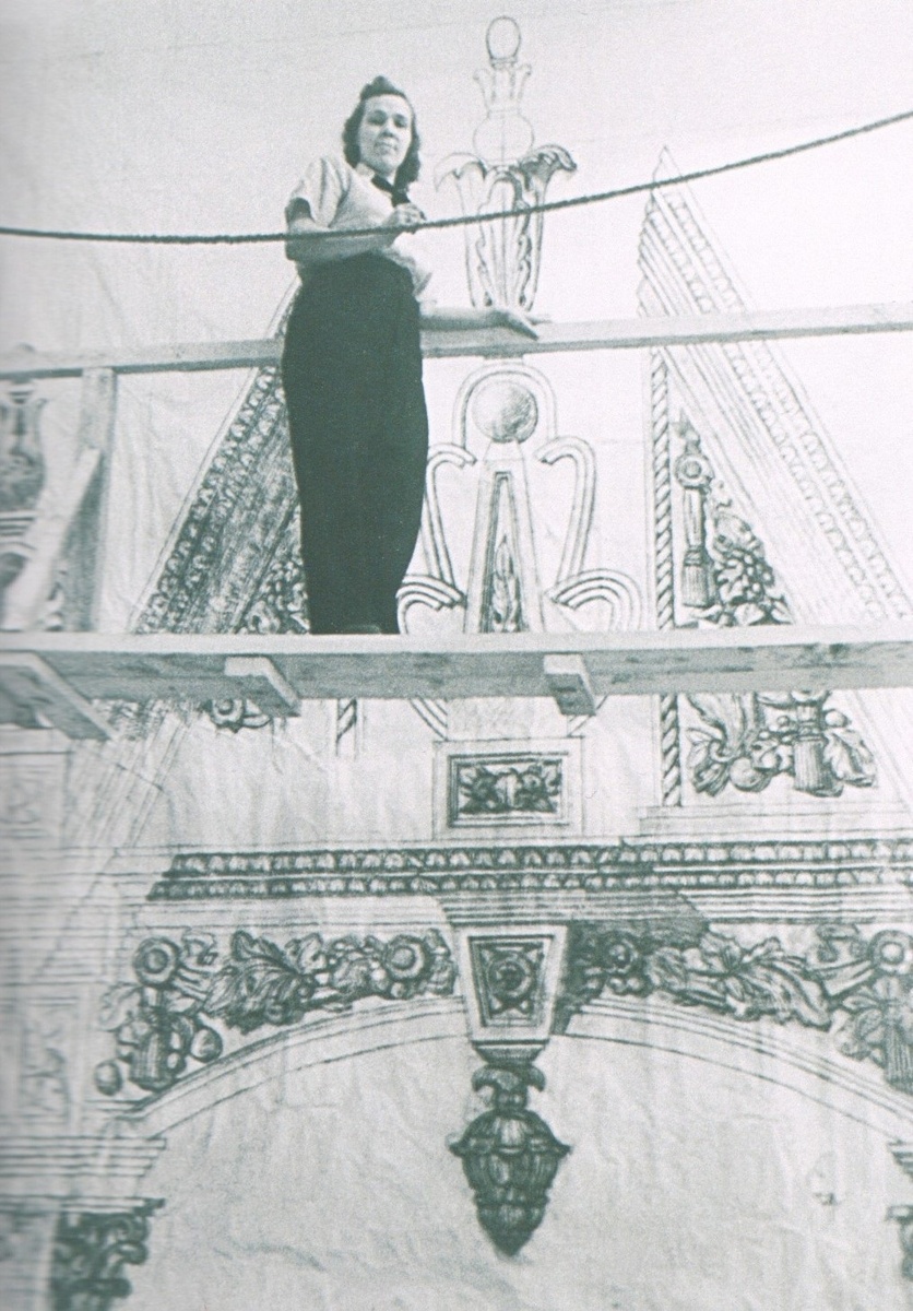 М.А. Энгельке на фоне картона для металлического портала лифтового холла.
Фото из книги "Мария Энгельке. М.: Белый город. 2008."