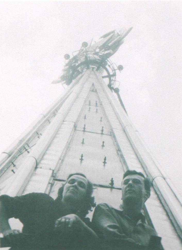 Энгельке со скульптором В. Кротковым на фоне шпиля высотного здания. Фото из книги "Мария Энгельке. М.: Белый город. 2008."