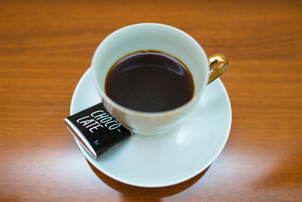 Чашечка лунго с порцией шоколада
