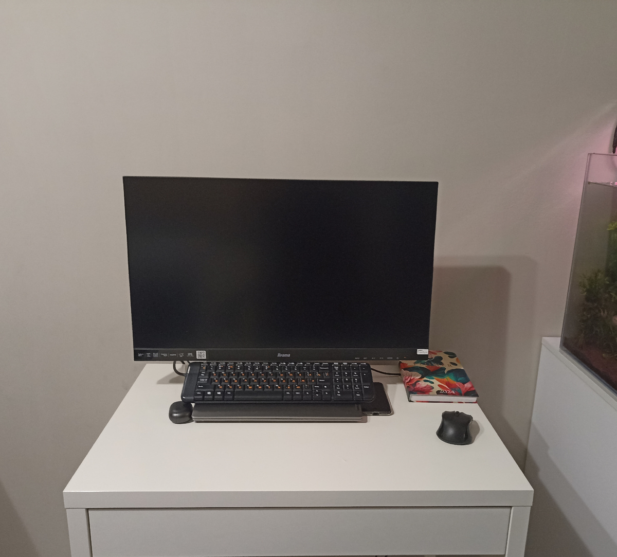 Как в реальности выглядит моё рабочее место дома. Работодатель предоставил всю технику. Но я купила другой, более качественный монитор. Наушники использую свои. А ещё у меня дома появилось офисное кресло, чтобы не уставала спина. 