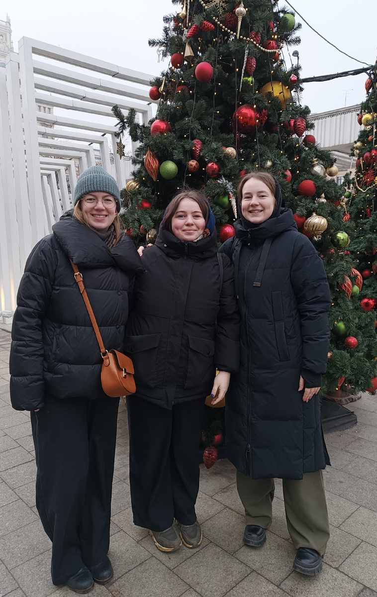 Мои внучки вссе в черном. Молодёжь любит чёрное.