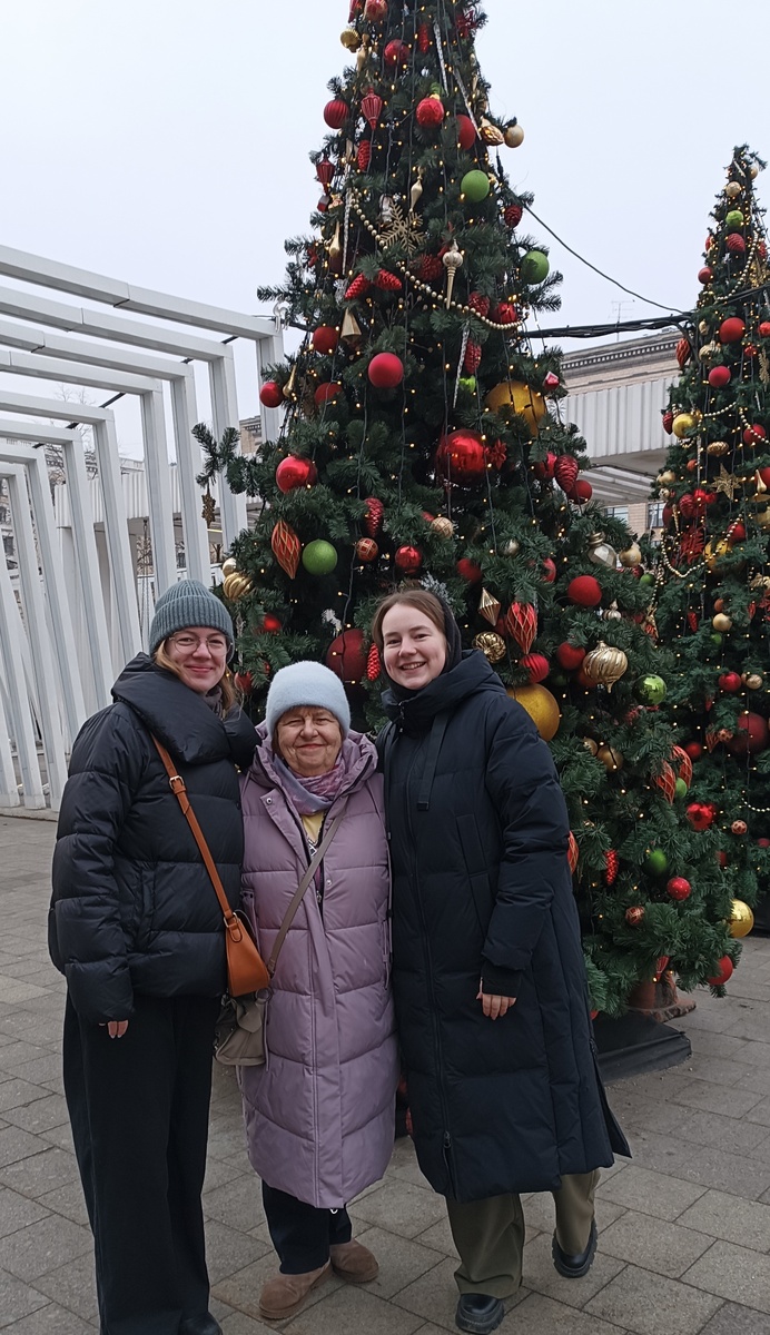 Бабушка выделяется ярким пятном.