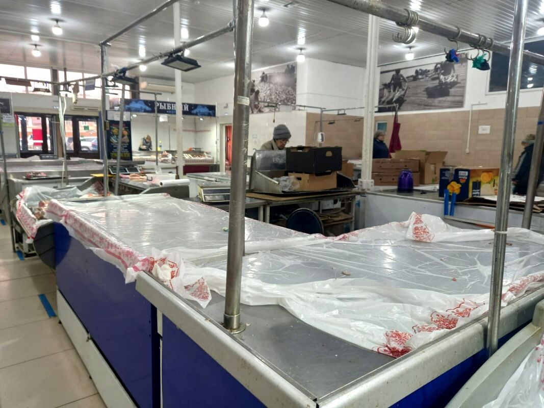 В понедельник рыбный павильон на Татар-базаре был полупустой.