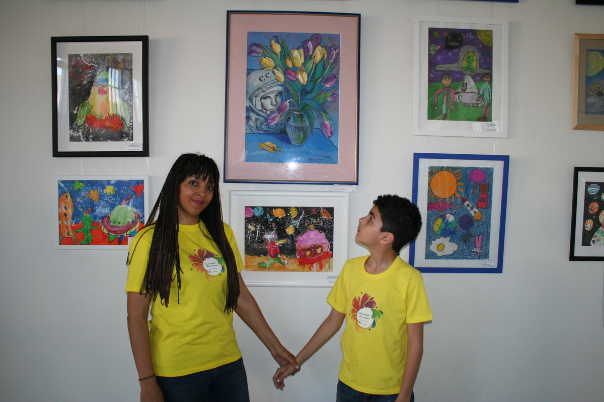 На выставке в Звёздном городке. Смотрите как эффектно выглядят картины в простых рамках с паспорту. Коллективная выставка работ учащихся KondrashinaCHOOL в апреле 2017 гогда. Фотография автора канала.