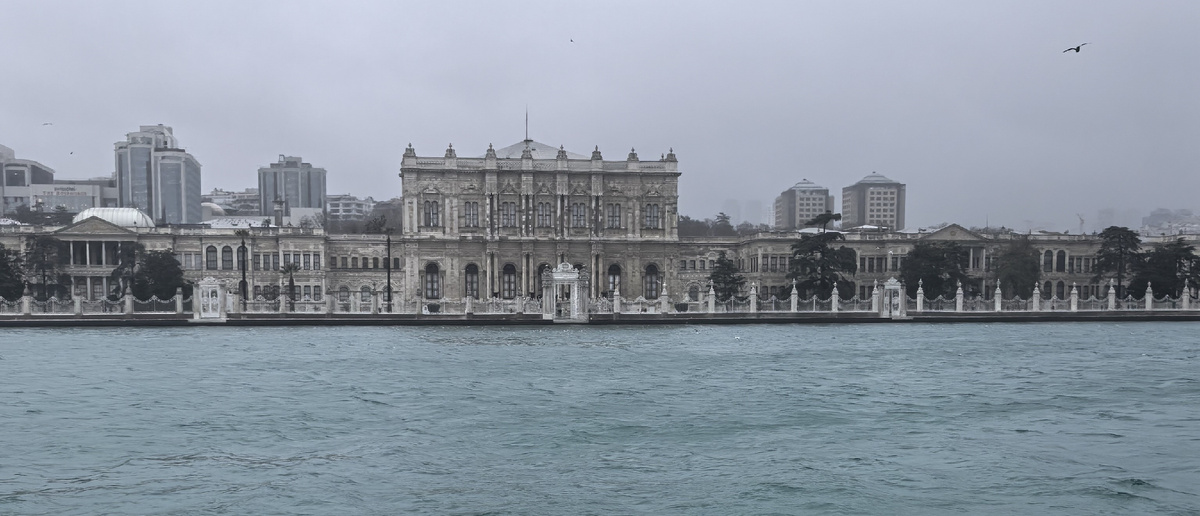 Долмабахче вид с Босфора