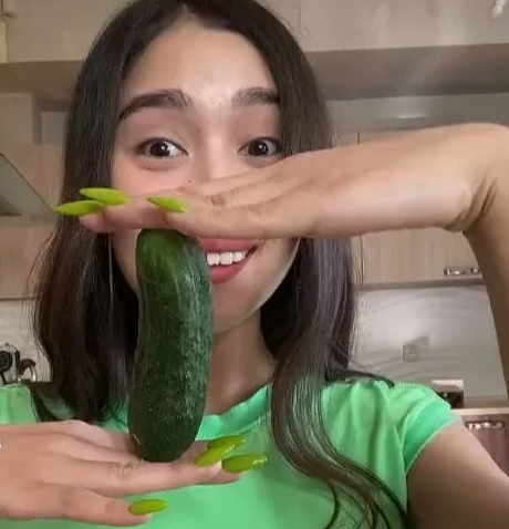 Девушка с огурцом