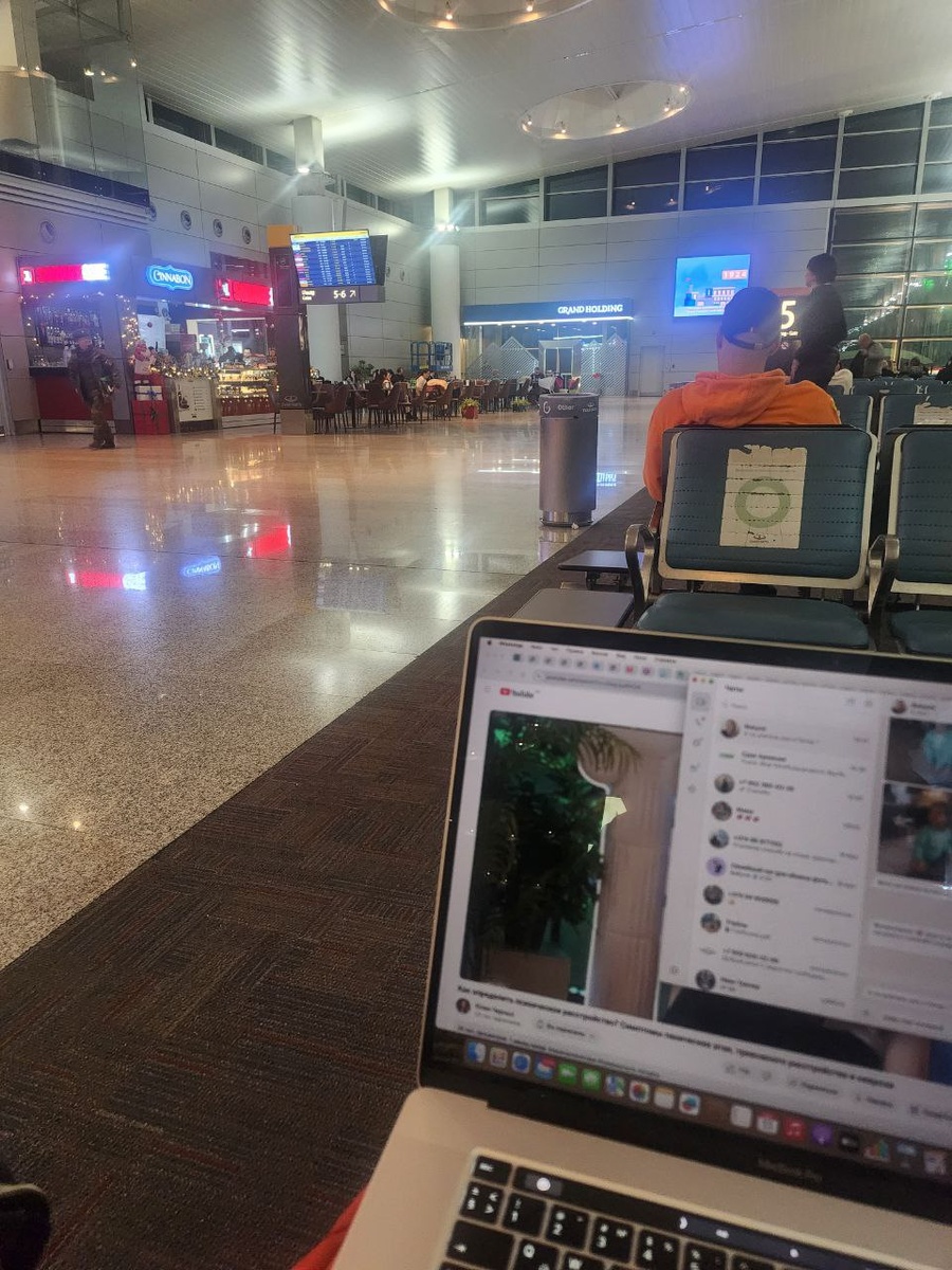 иногда приходится работать прямо в аэропорту