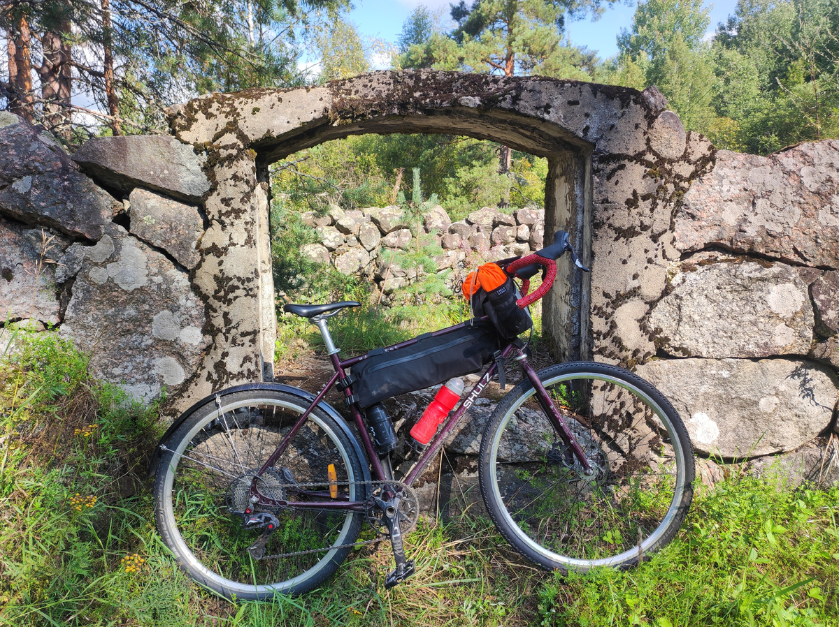 Эти же руины год спустя. Велосипед немного преобразился