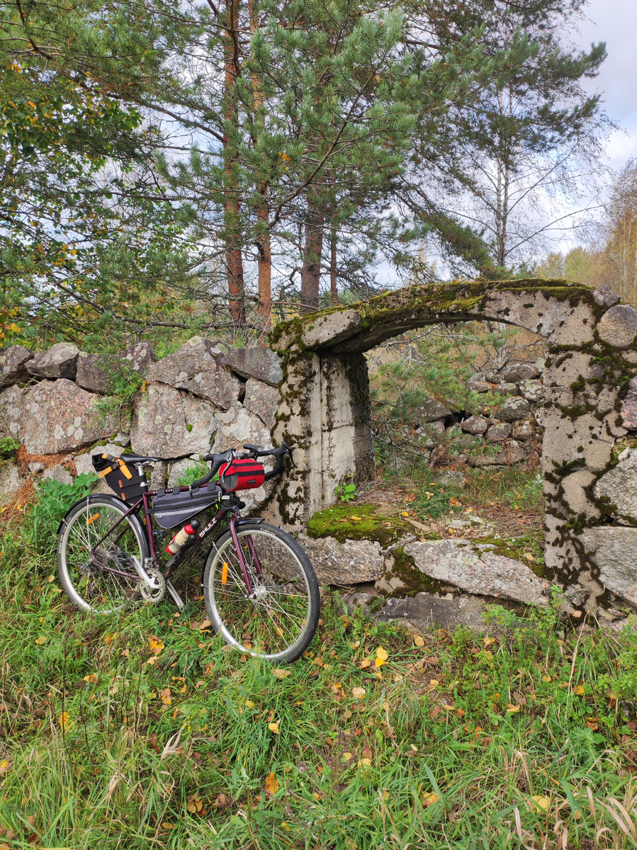 Руины финского дома, прямо возле дороги. Не пропустите никак :) Листайте галерею.
