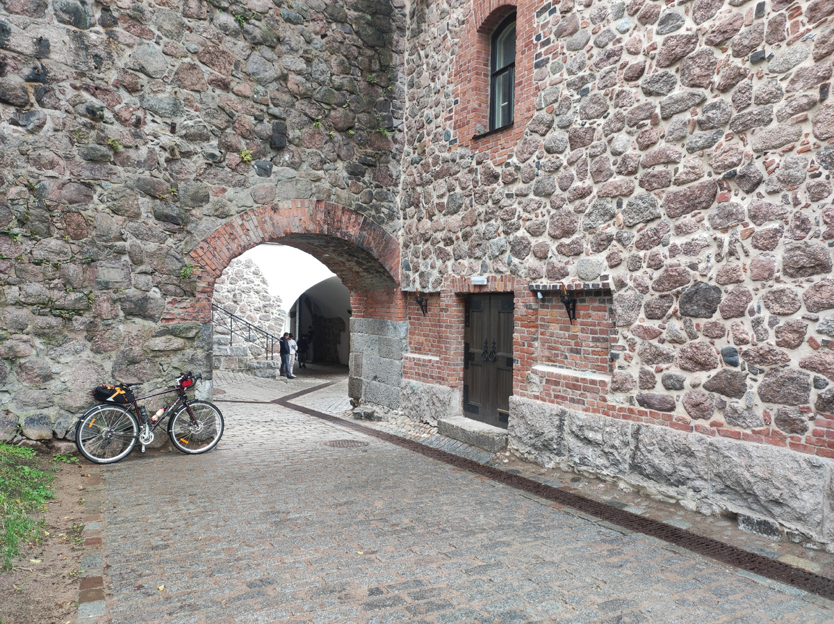 На территории замка в 2023 году. Листайте галерею.