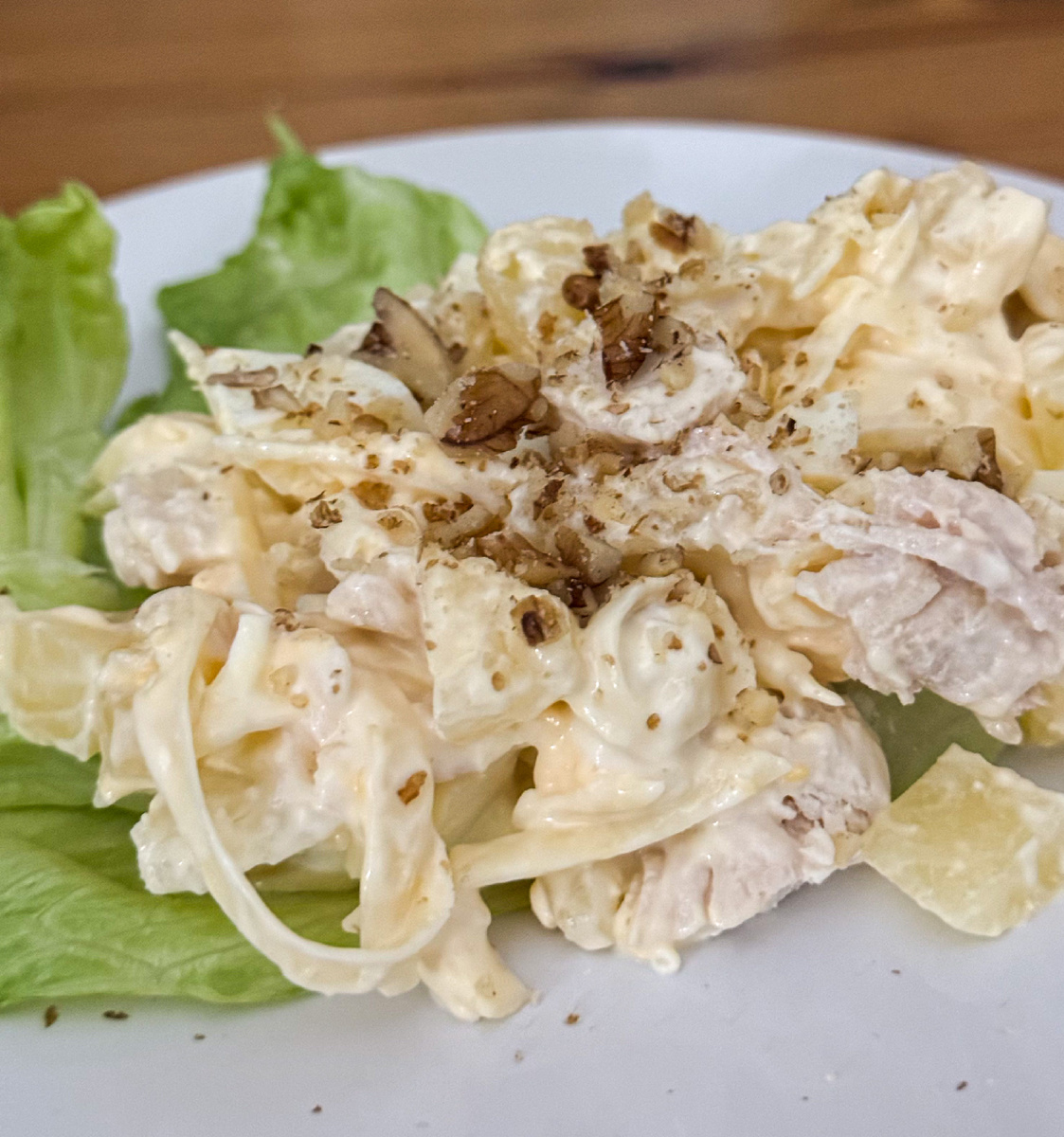 Салат с ананасом и курицей.