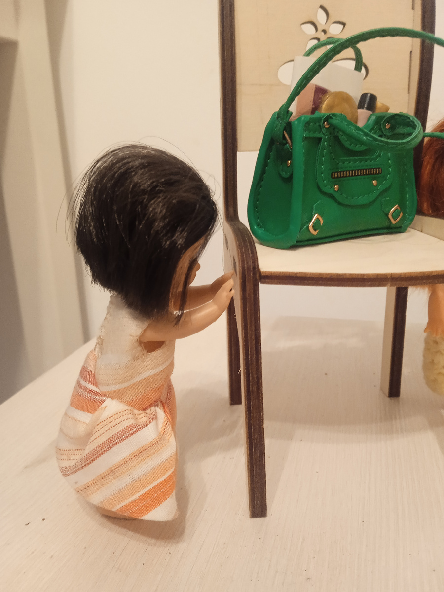 Света двигает сумку к теплу. Фото автора.