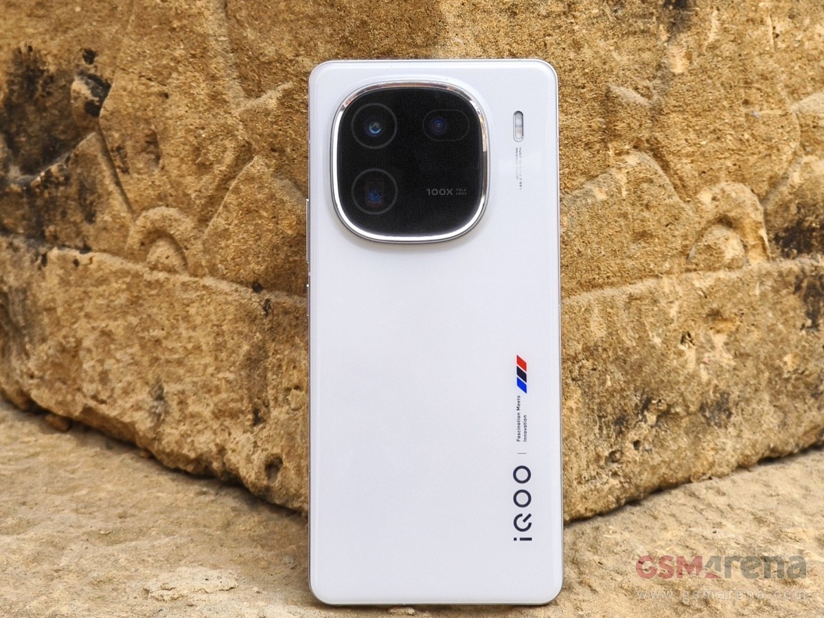 Смартфон в белом цвете