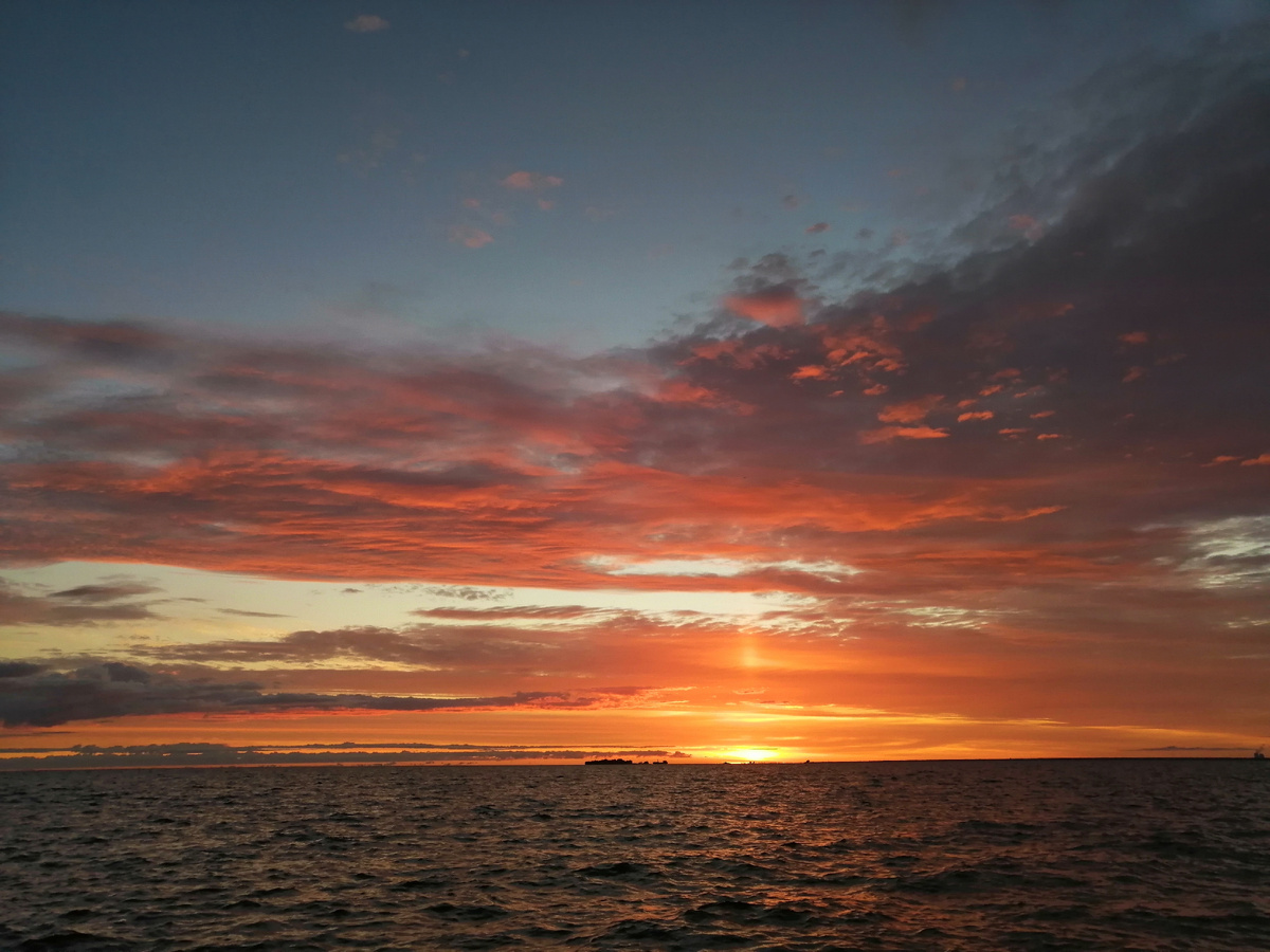 Видите Кронштадт? А он там есть! Нет, не этот островок. Левее. 