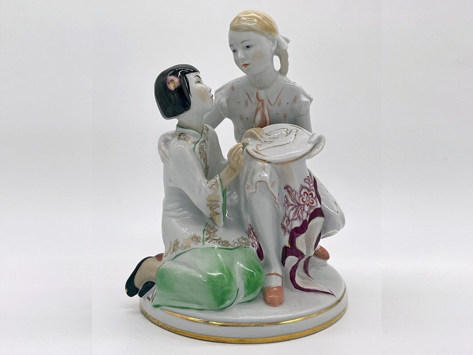 Фото из интернета. Скульптура "Дружба", ЛФЗ. Фарфор. Скульптор Г. С. Столбова. 
