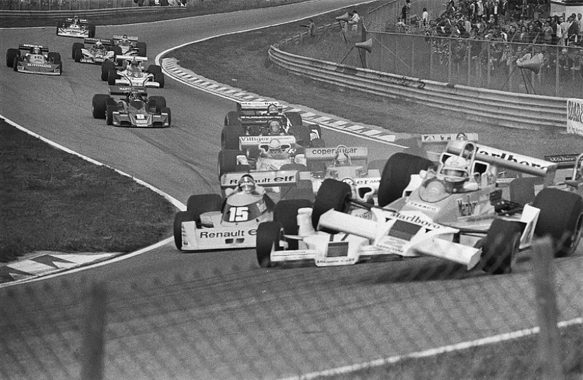 В сезоне 1977 года было много захватывающих и драматичных гонок, но этот сезон важный по другим причинам. [Источник: Коэн Суйк]
