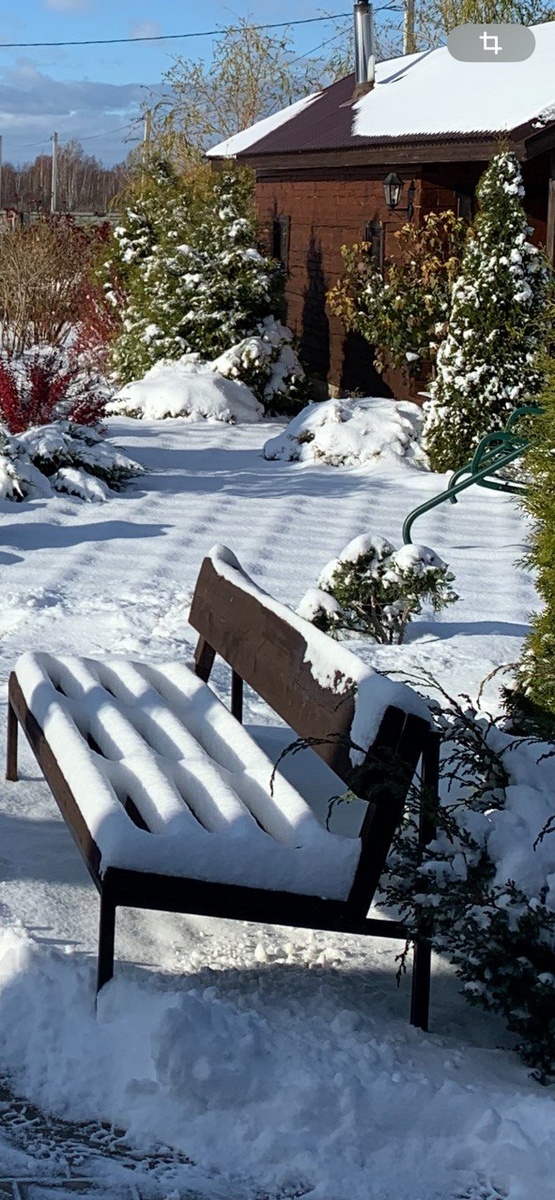 Скамейка у входа в дом